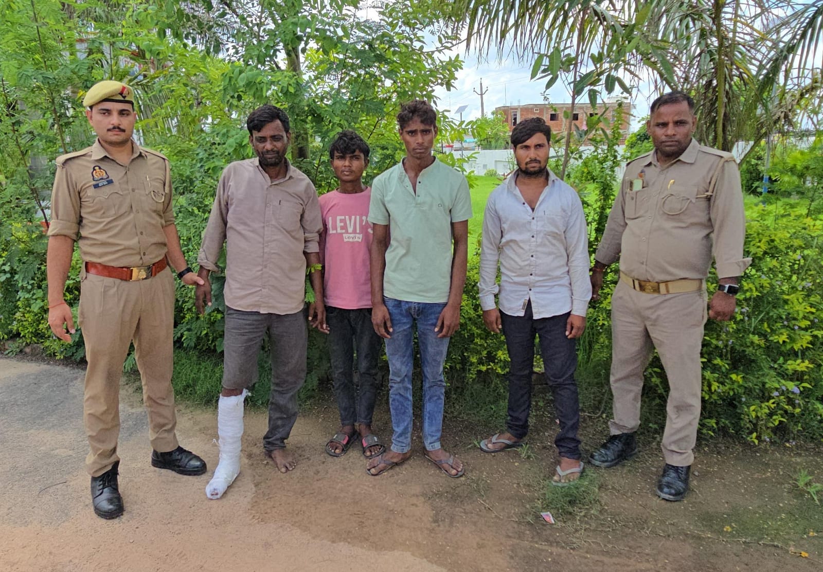 फोटो-2- एसपी ऑफिस के बाहर खड़े लूट के आरोपी। स्रोत:पुलिस