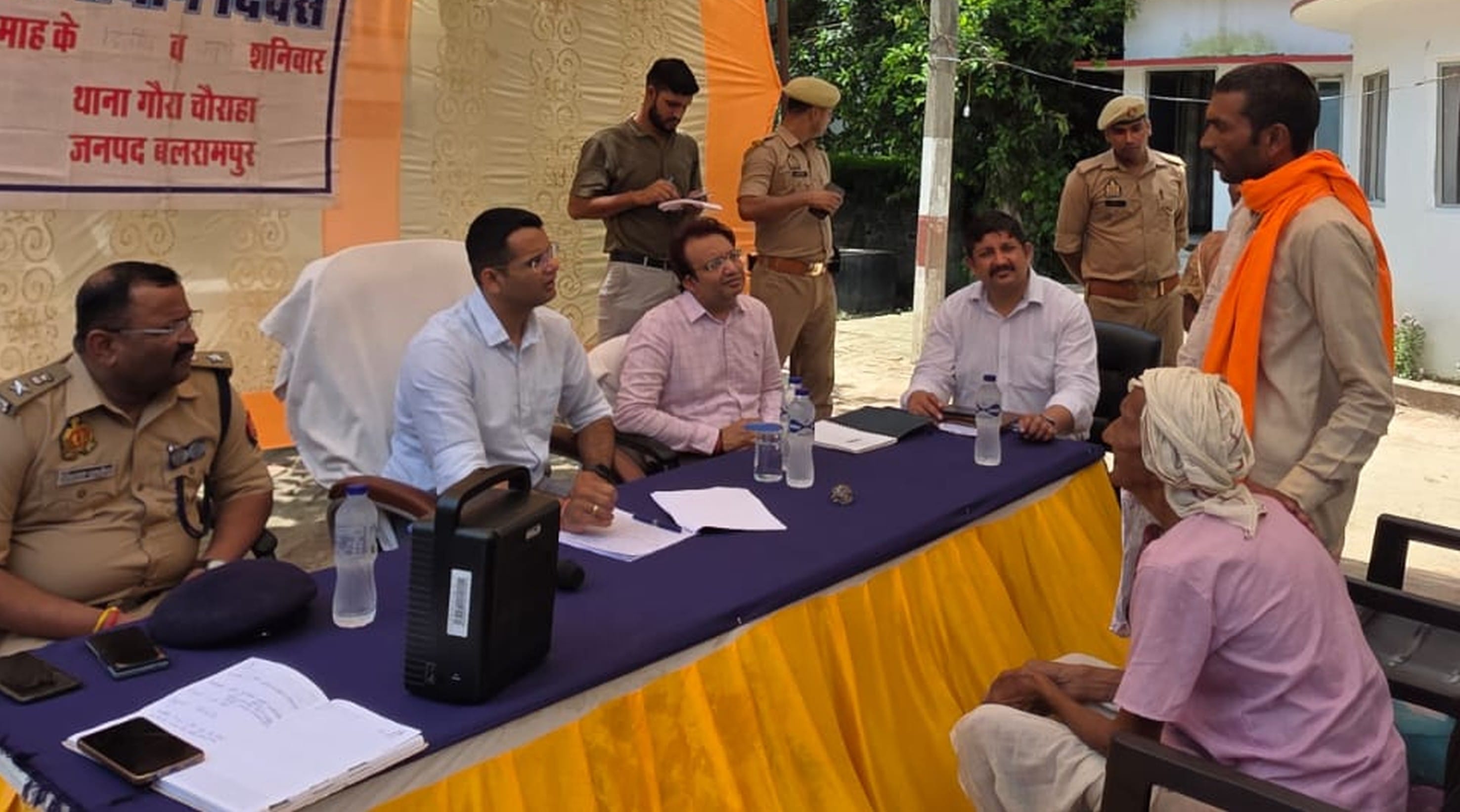 फोटो-23-बलरामपुर के गौरा चौराहा थाने में फरियाद सुनते डीएम व अन्य ।-स्रोत : विभाग