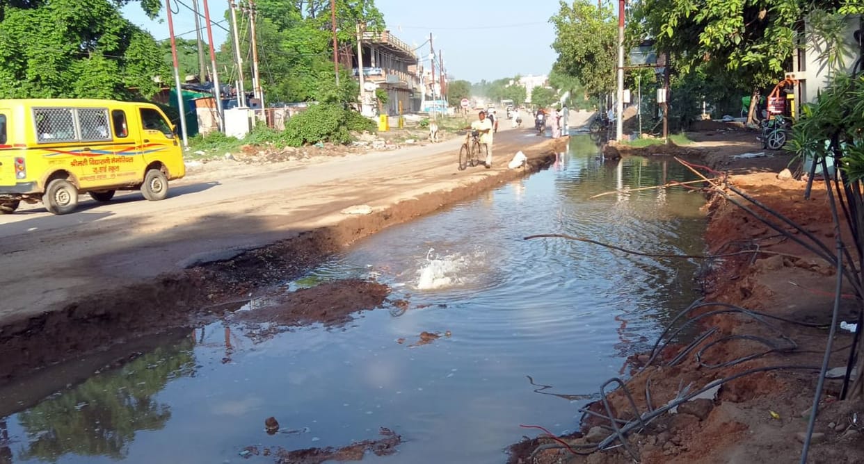 Pipeline bursts; population of 50,000 grapples with drinking water crisis.