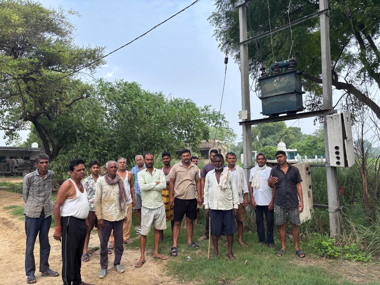 फोटो -3- सहायल में फुंके ट्रांसफार्मर के सामने आक्रोश व्यक्त करते ग्रामीण। संवाद