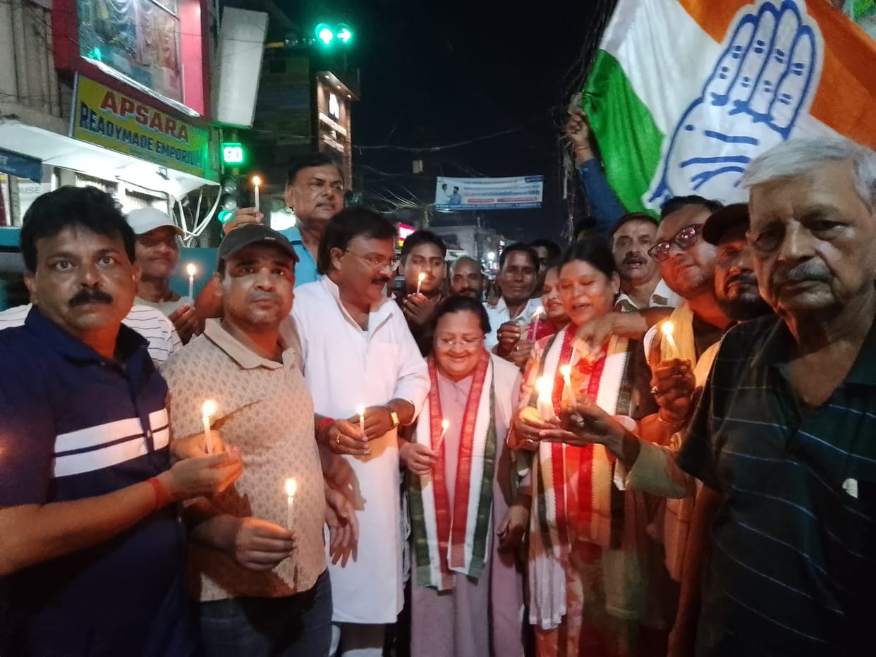Congress holds candle march, pays tribute to students.