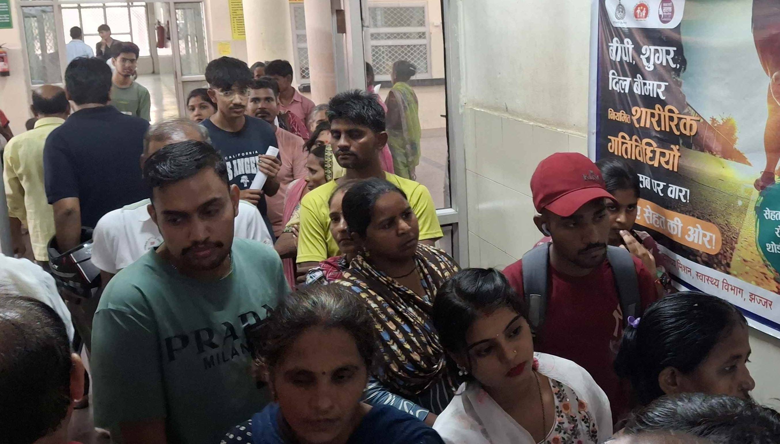 -फोटो 84 : नागरिक अस्पताल में इलाज कराने पहुंचे लोग। संवाद