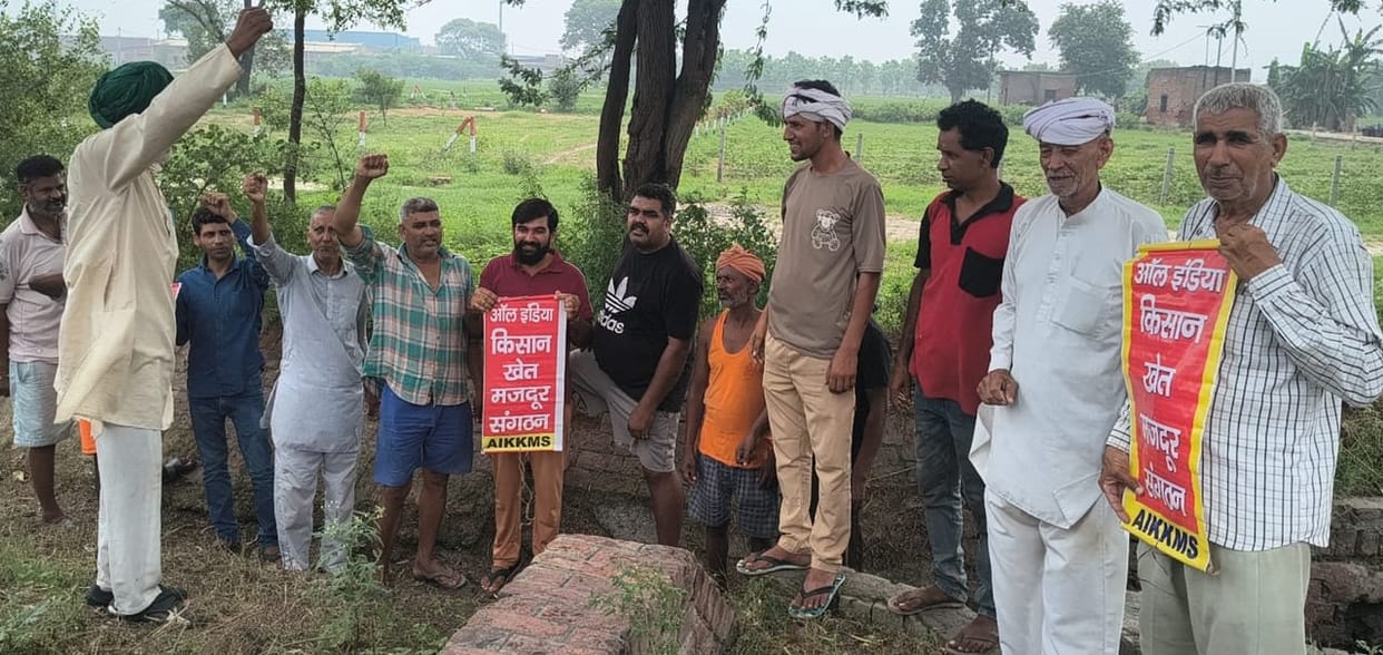 Farmers staged a protest over the lack of water supply in the Jatola Minor canal.