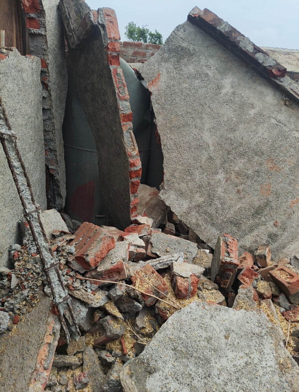 House lintel collapses with a crash at midnight; entire family has a narrow escape.