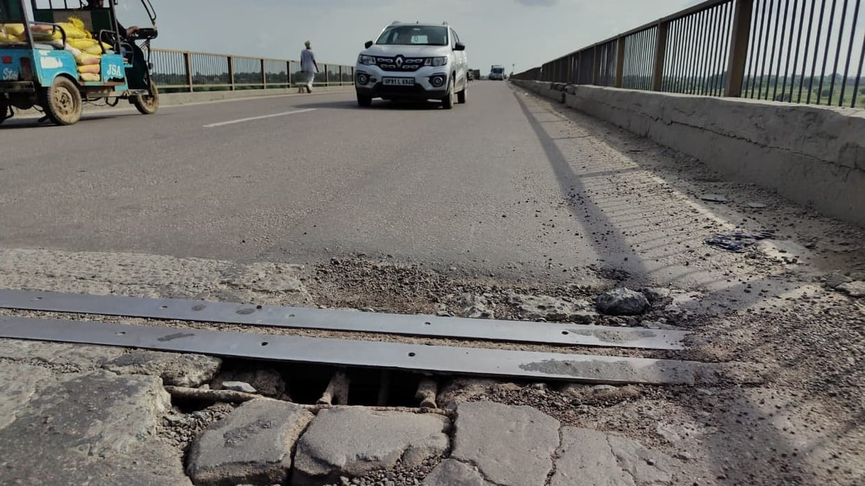 Upper layer of the Betwa bridge's expansion joint damaged.