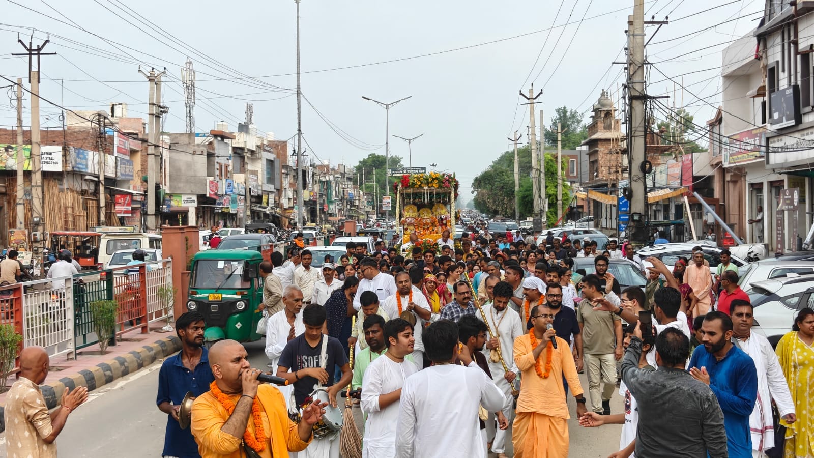 फतेहाबाद। शहर के मुख्य रोड पर निकाली जा रही जगन्नाथ रथ यात्रा का रथ खींचते श्रद्धालु। संवाद
