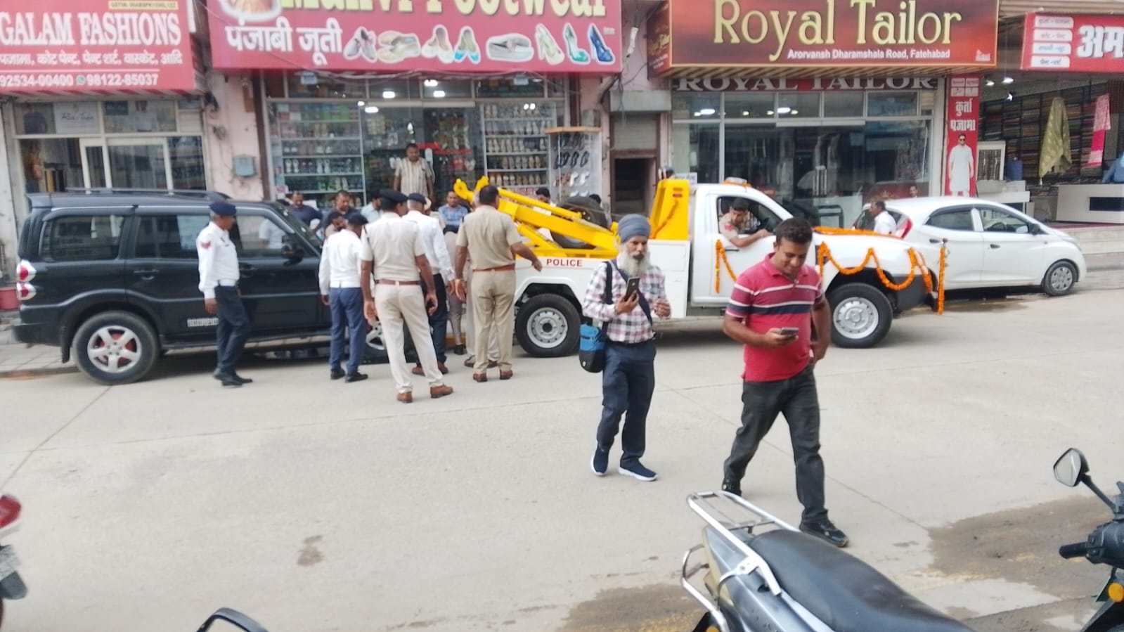 फतेहाबाद। शहर के धर्मशाला रोड पर गलत तरीके से खड़ी कार को उठाती पुलिस। संवाद
