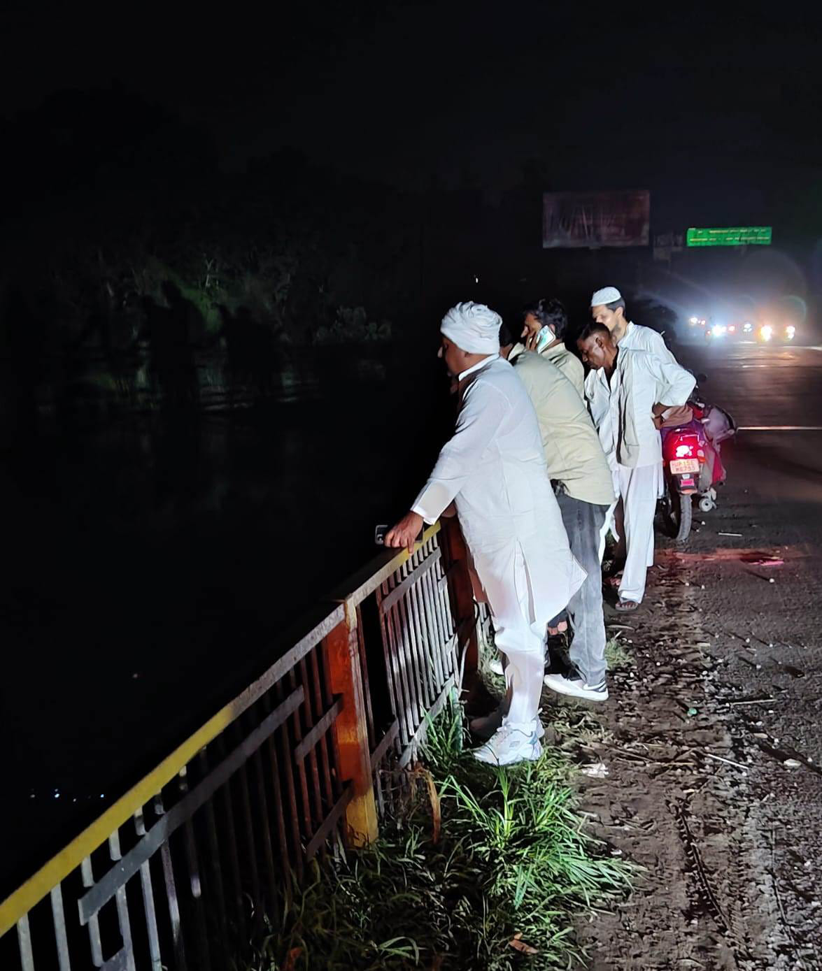 Youth falls into Ganga Canal; search underway with the help of divers