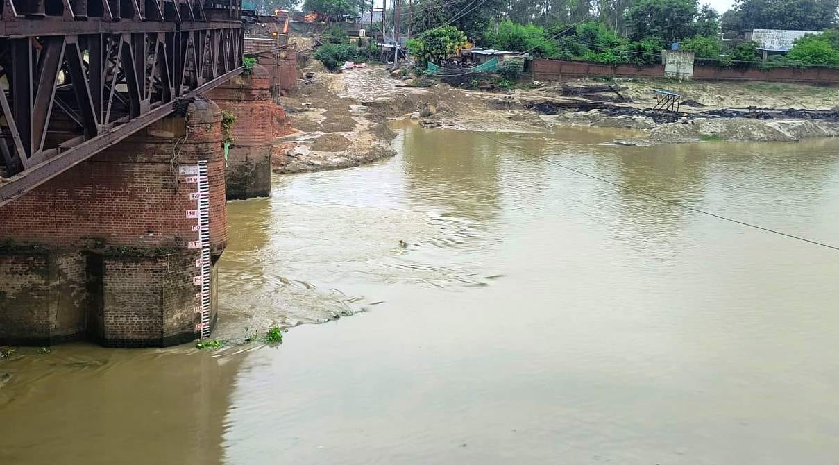 Khannaut River rising towards the danger mark.