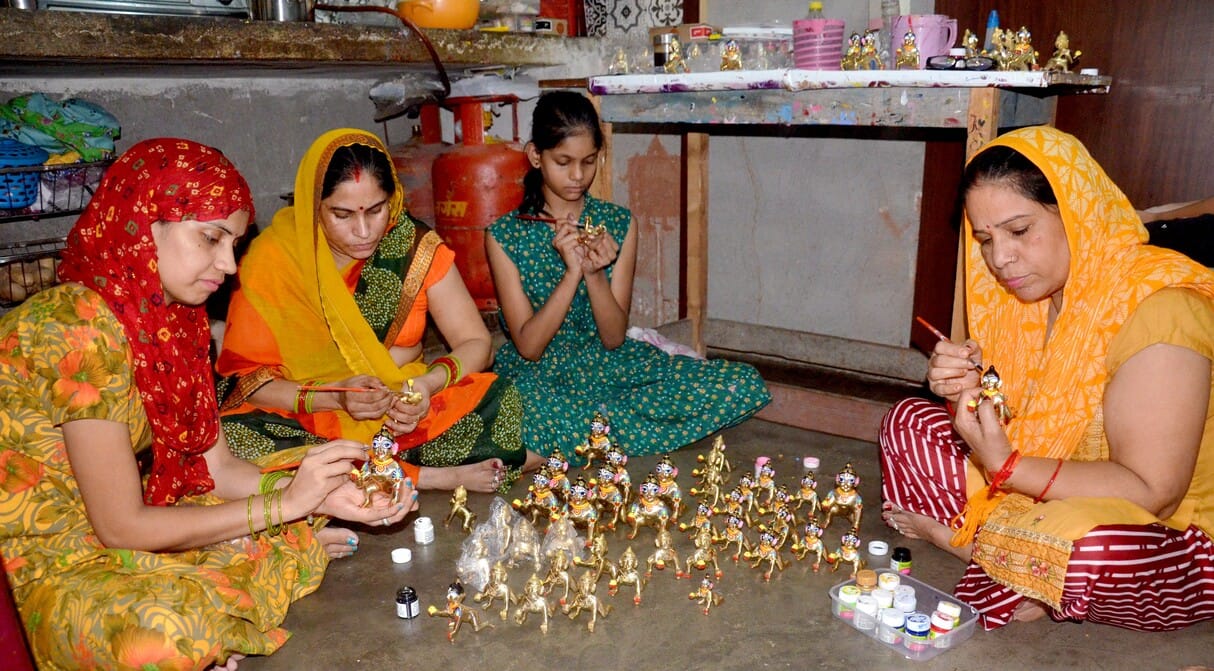 Idols of Laddu Gopal adorned by Geeta, traveling from Maharashtra to Madhya Pradesh
