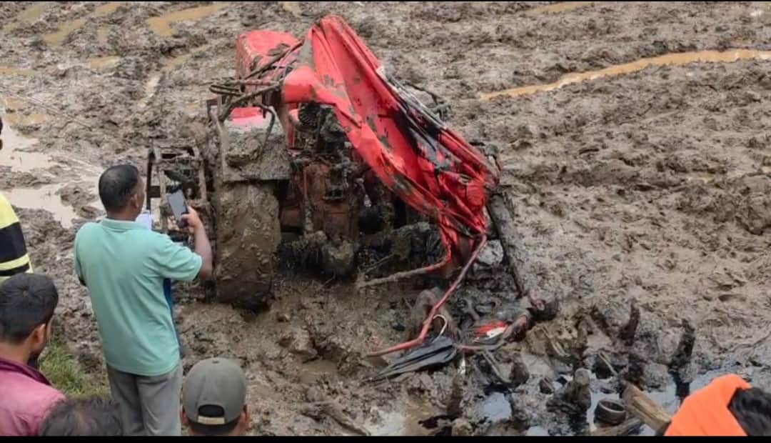 Tractor overturned while plowing a field in Mainpat, driver died on the spot