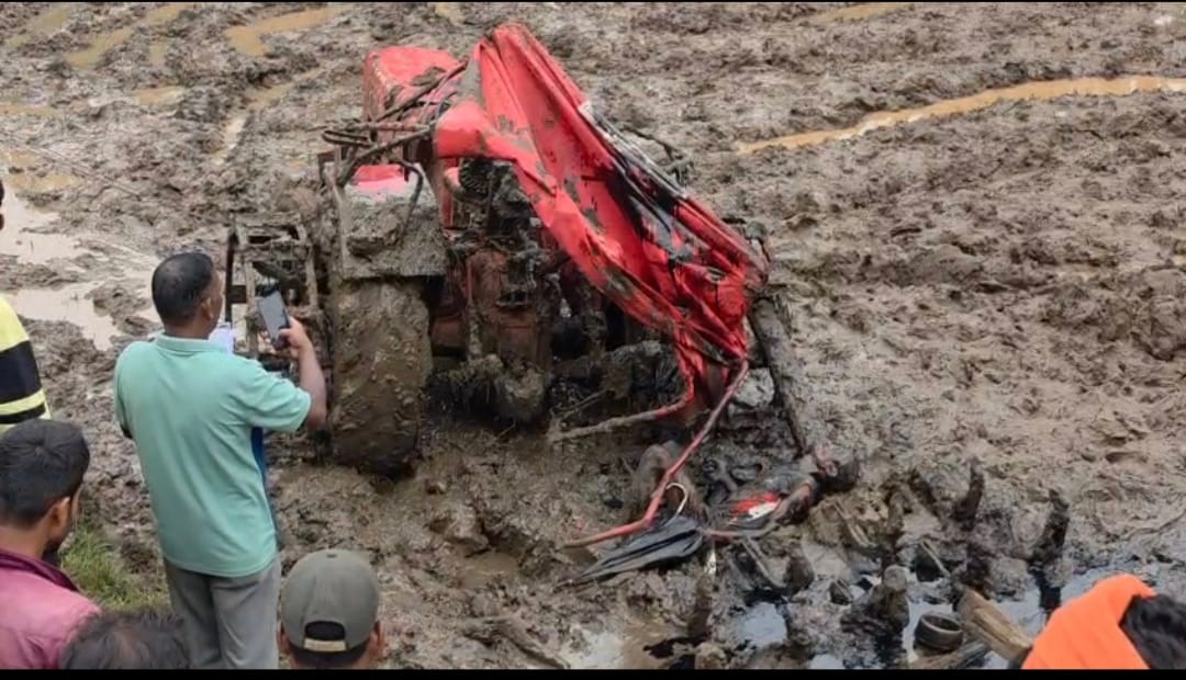 Tractor overturned while plowing a field in Mainpat, driver died on the spot