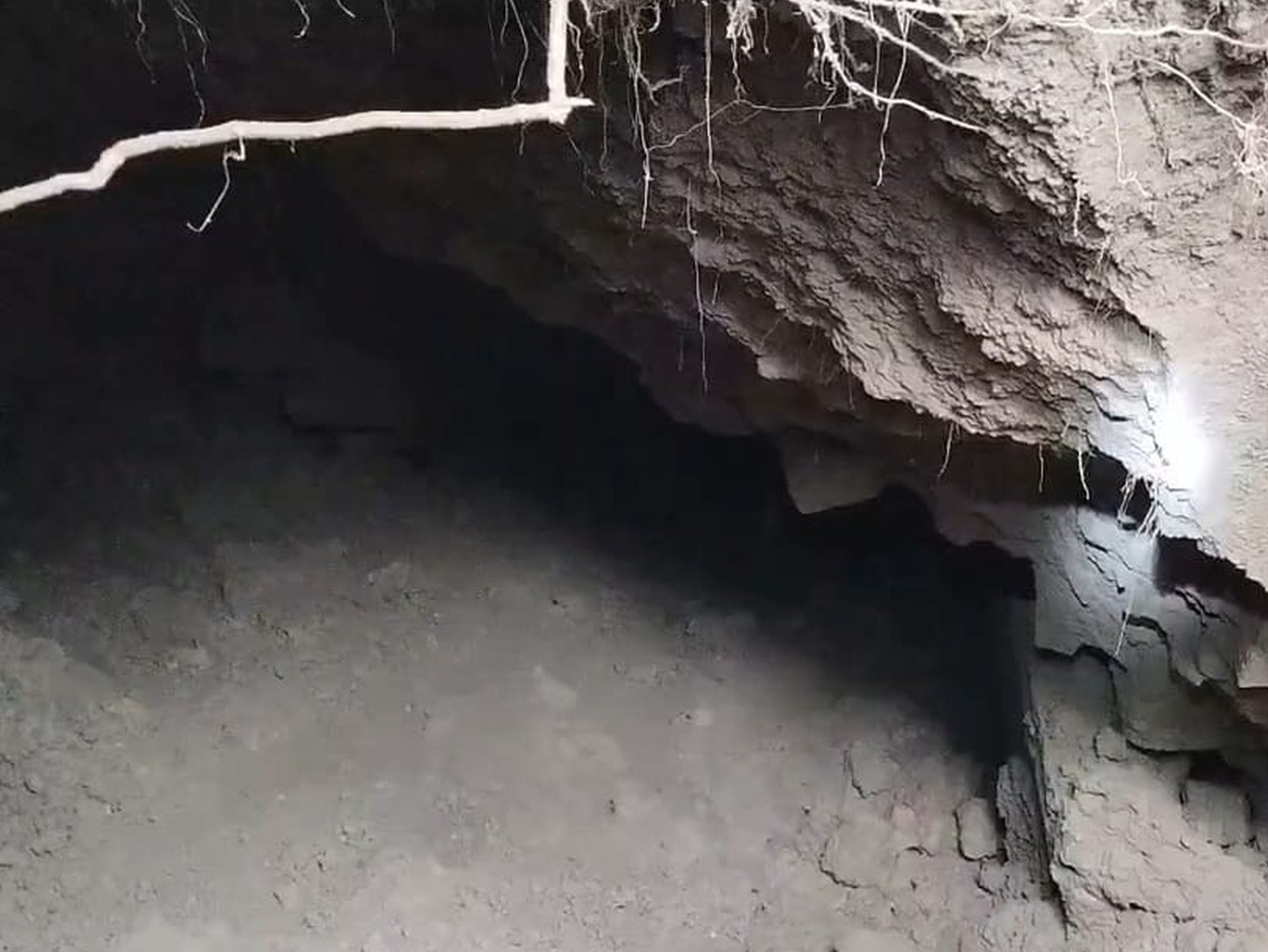 हरचंदपुर क्षेत्र के ओई गांव के पास बारिश में धंसी जमीन। संवाद