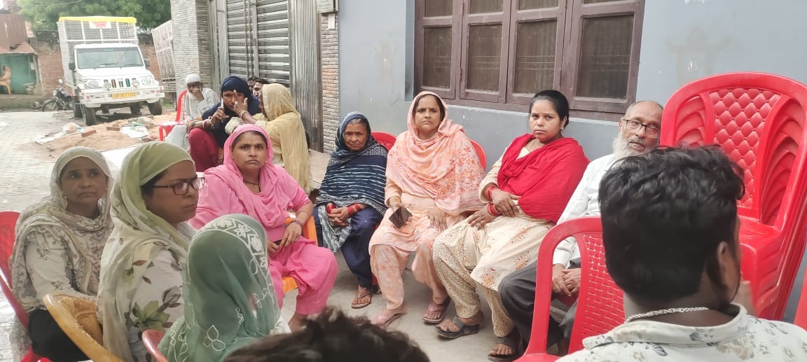 जगदीशपुर के निहालगढ़ में गमगीन मृतक मोहम्मद वसी के परिजन। संवाद