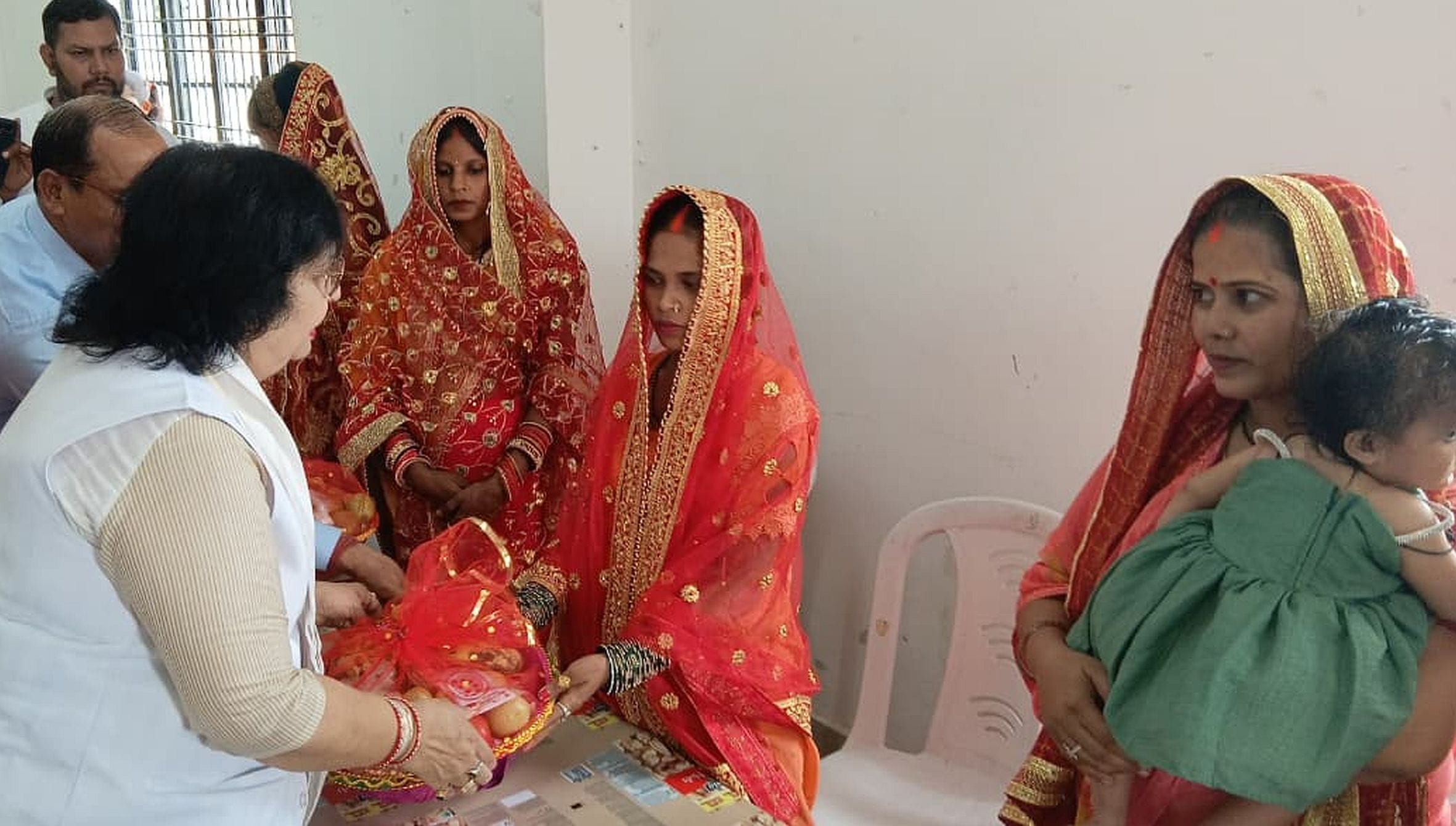 जिला पंचायत रिसोर्स सेंटर में गोद भराई की रस्म करती प्रभारी मंत्री प्रतिभा शुक्ला। स्रोत : विभा