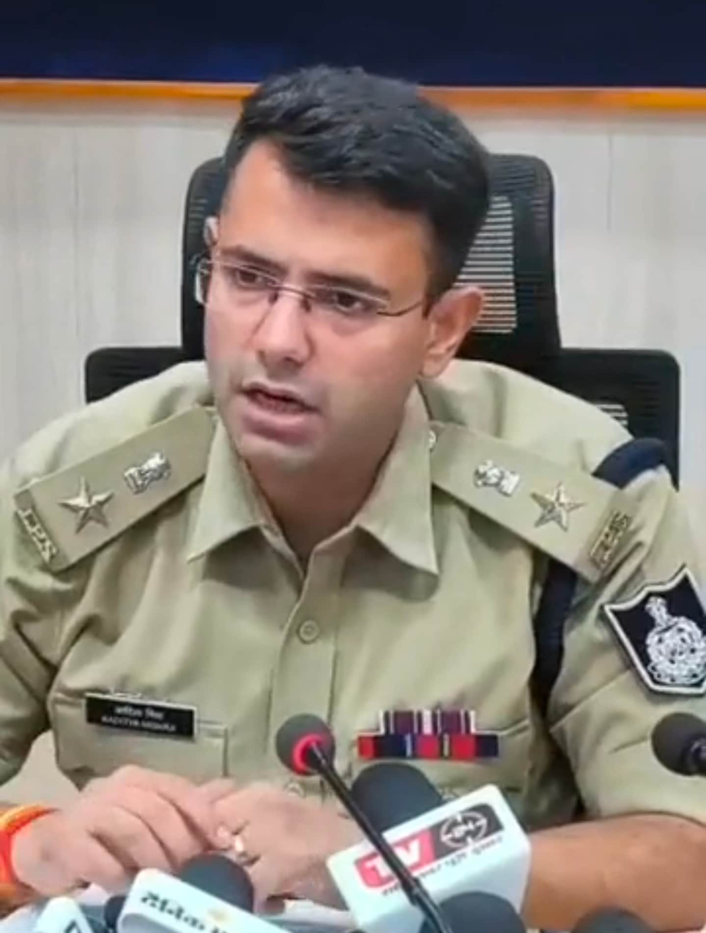 जानकारी देते एसपी