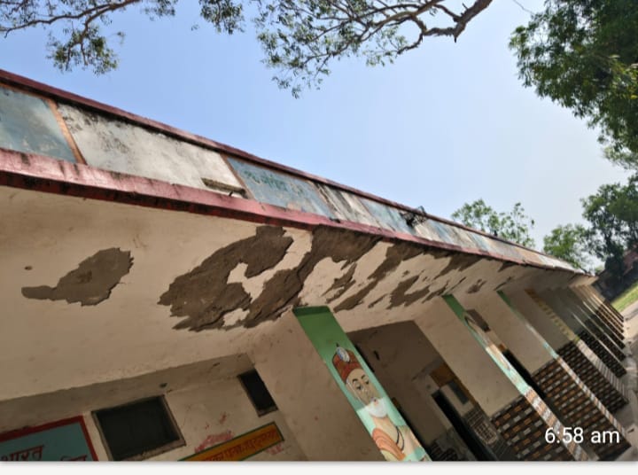 जूनियर हाईस्कूल बलवा में जर्जर स्कूल भवन का लिंटर। संवाद