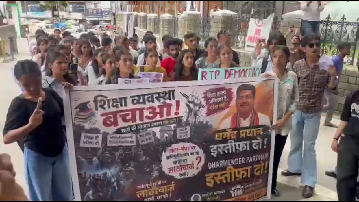 NSUI protests in Mandi against the lathi-charge.