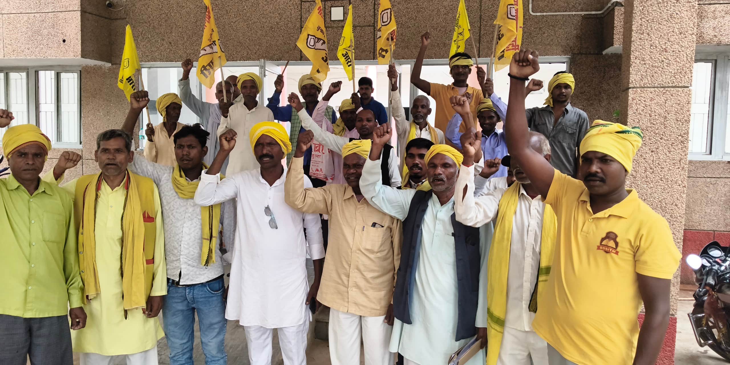 कलेक्ट्रेट में विरोध प्रदर्शन करते गोडवाना गणतंत्र पाटी के पदाधिकारी। संवाद