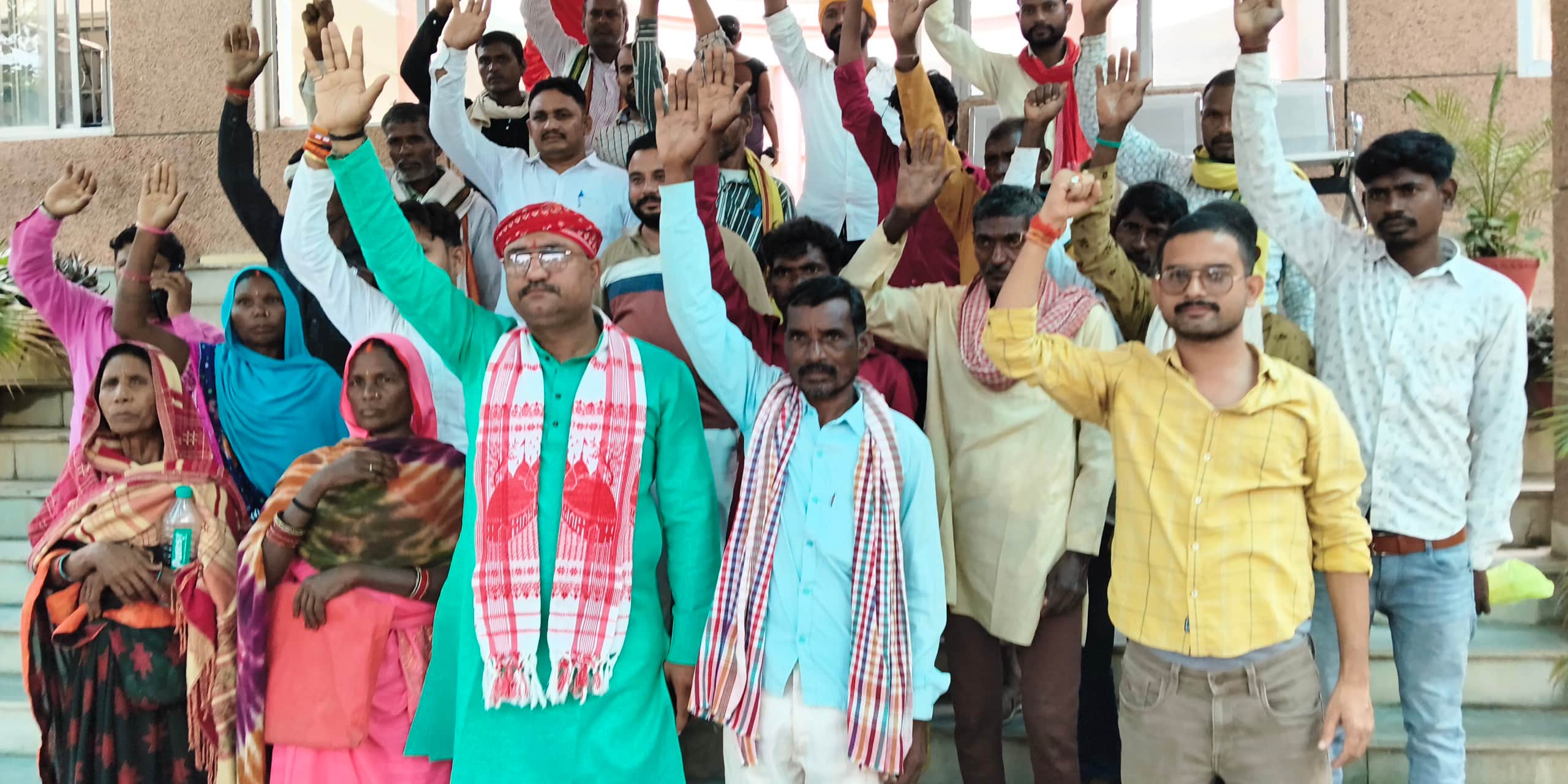 कलेक्ट्रेट में विरोध प्रदर्शन करते किसान नौजवान संघर्ष मोर्चा के पदाधिकारी। संवाद