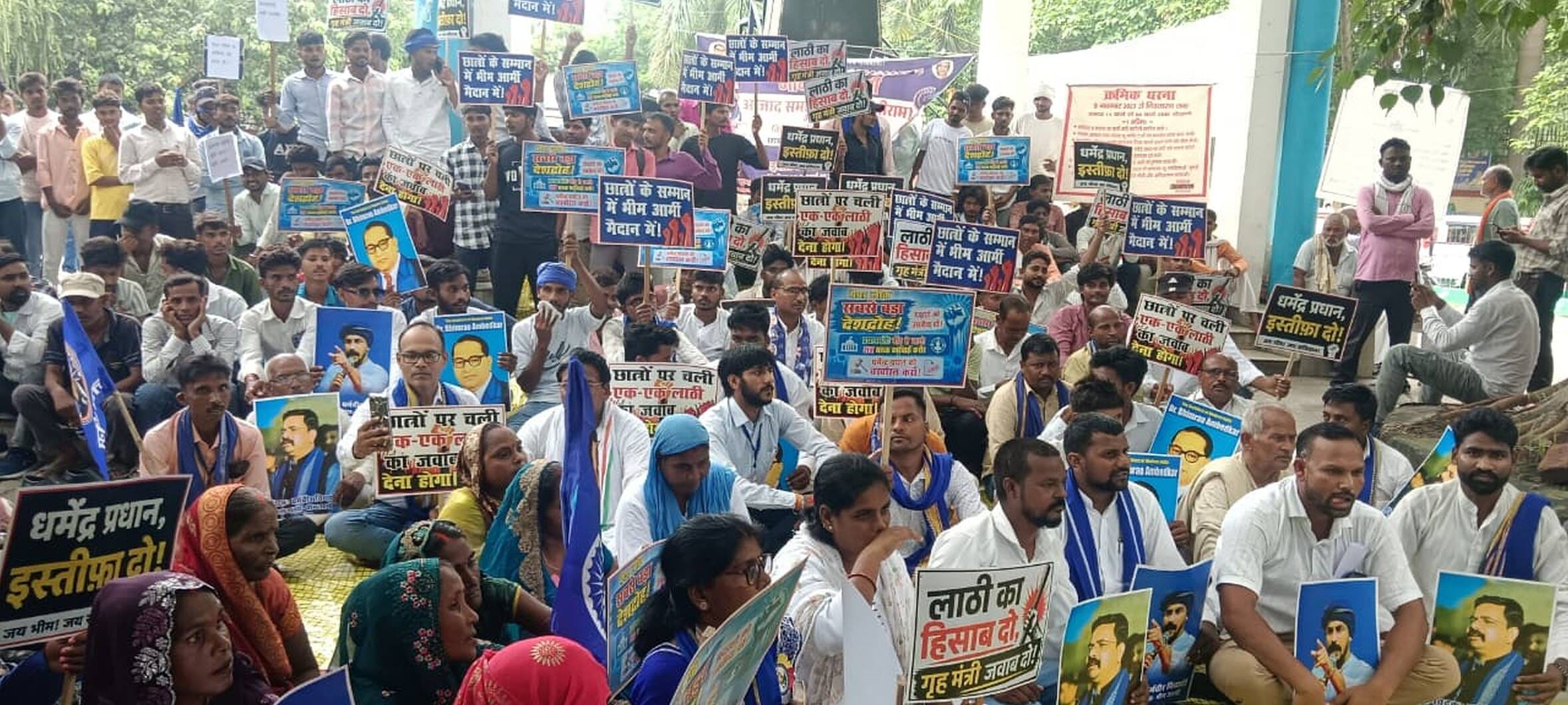  कलेक्ट्रेट परिसर स्थित आंबेडकर प्रतिमा के सामने शनिवार को प्रदर्शन करते भीम आर्मी के कार्यकर्त