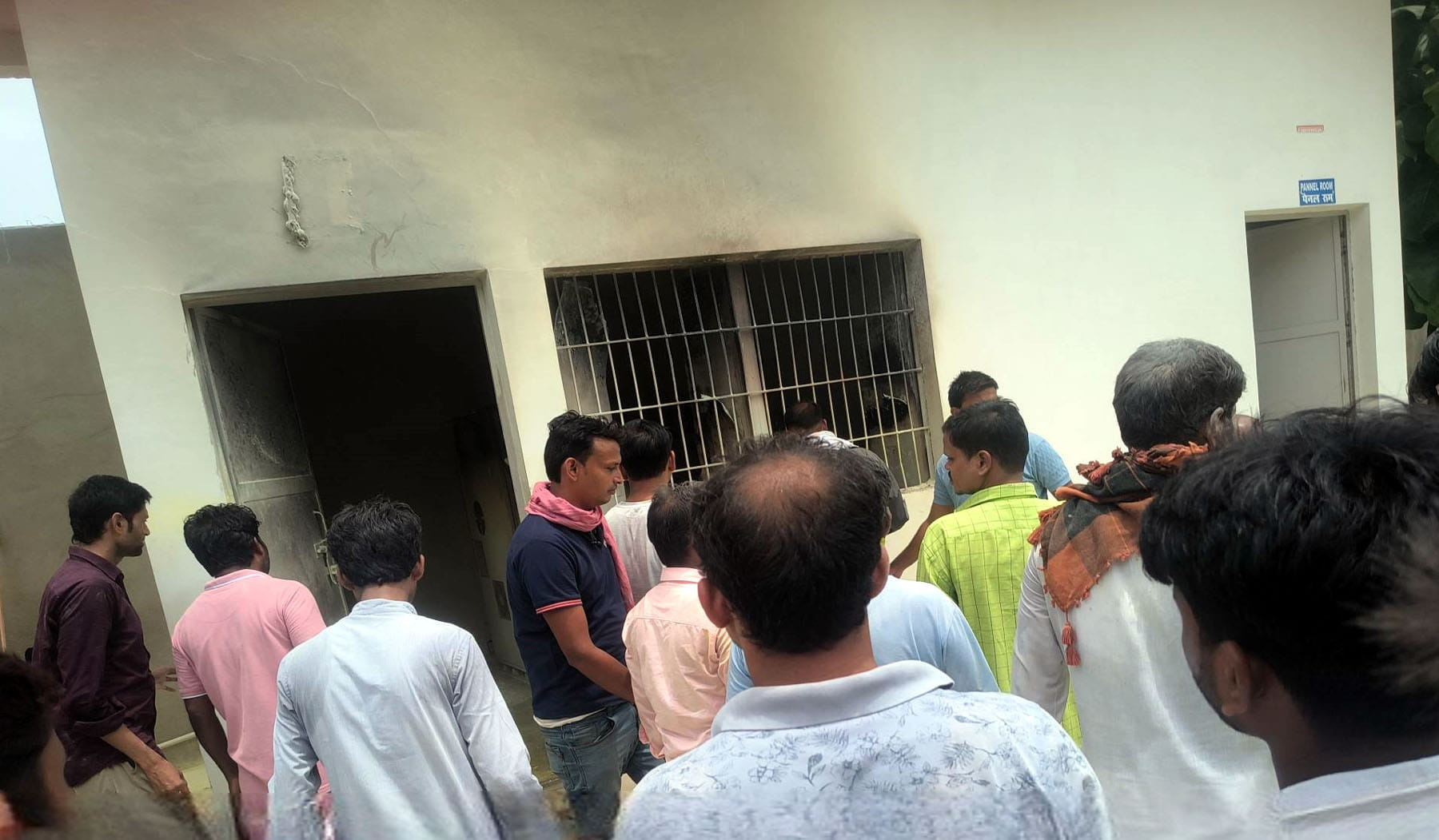 कालीन प्रतिष्ठान के सोलर पैनल कक्ष में आग के बाद बाहर लगी भीड़। स्रोत- कालीन प्रतिष्ठान