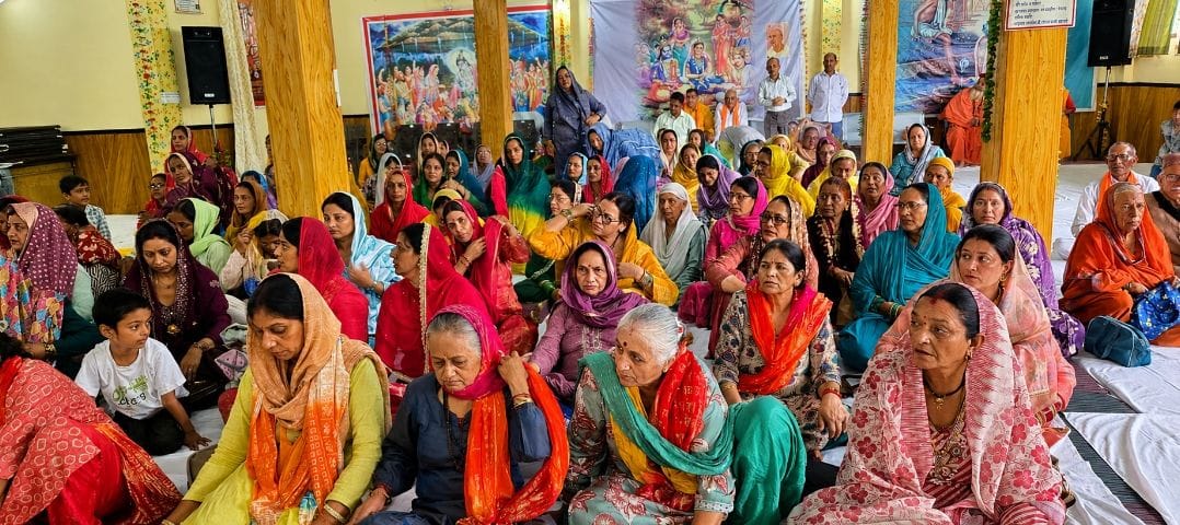 Devotees were overwhelmed with emotion upon hearing the glory of the Shri Mallikarjuna Jyotirlinga.