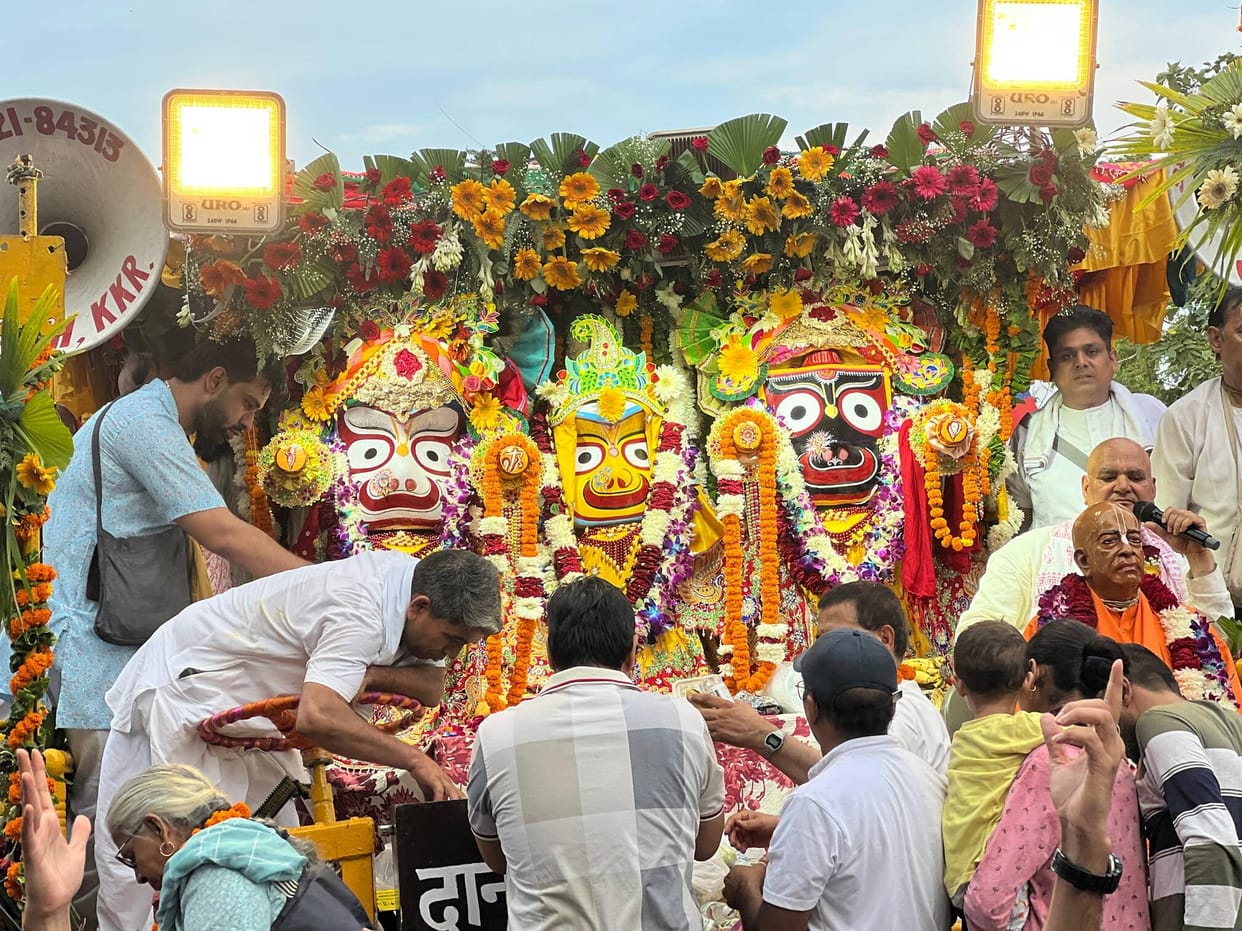Devotees thronged the Jagannath Rath Yatra, the holy city was filled with Harinam Kirtan.
