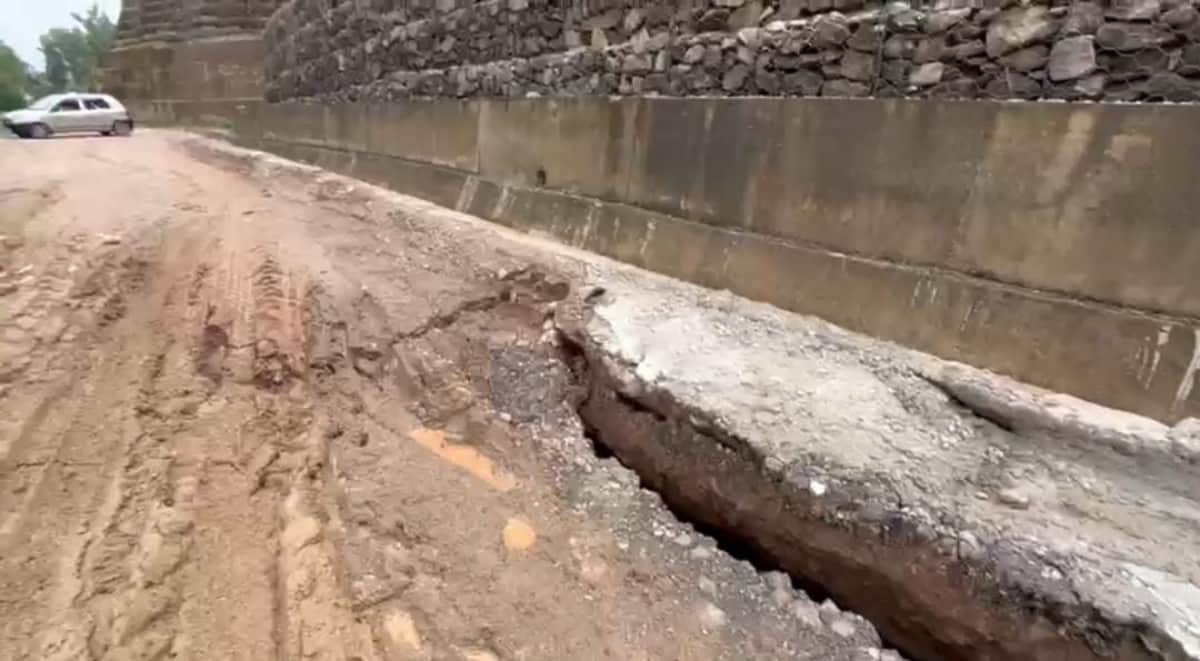 कोटला–सोलधा मार्ग पर बारिश से धंसी सड़क और आई दरारें।  जागरूक पाठक