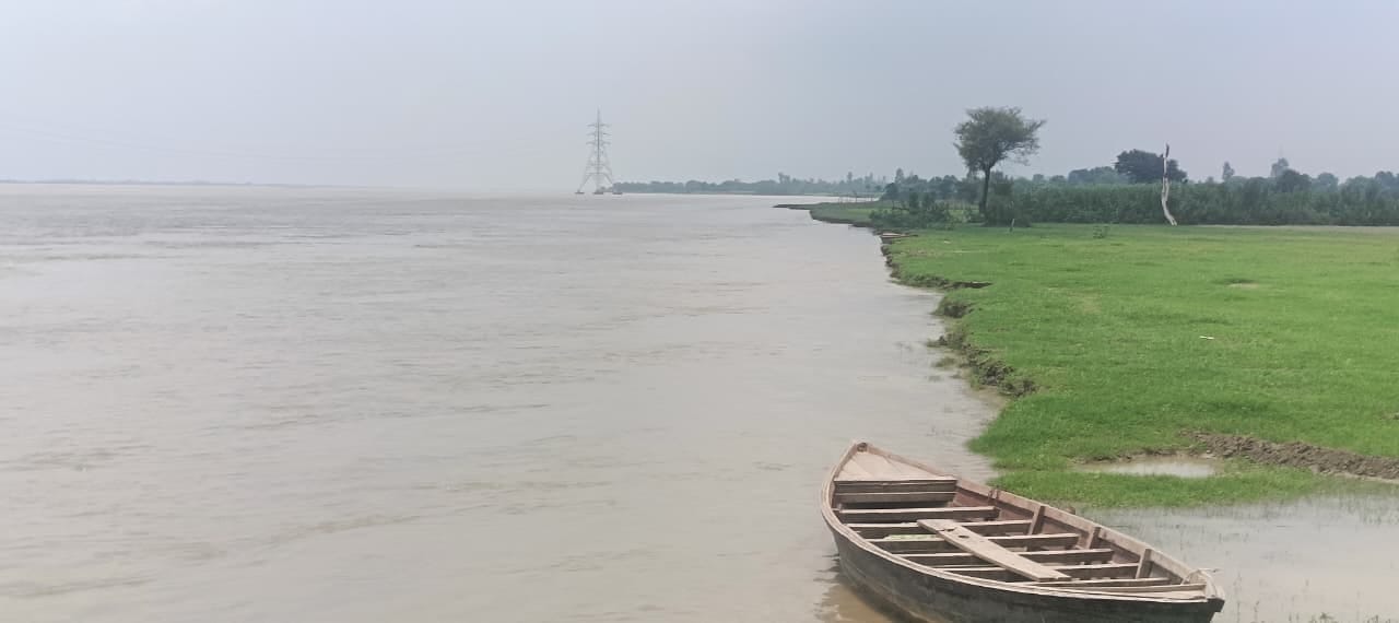 कटान करती नदी।
