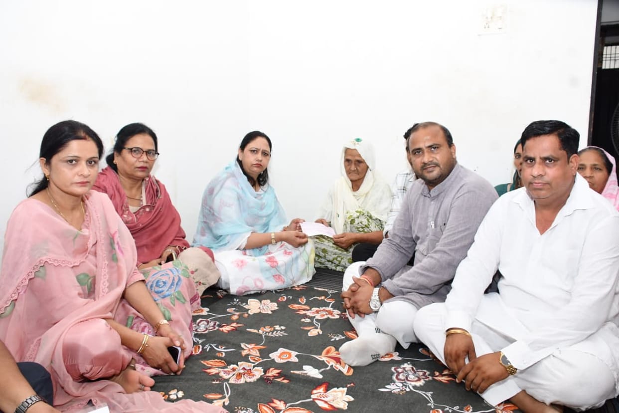 Suman Saini praised the Chief Minister's Antyodaya policy and handed over a cheque of Rs 5 lakh to Jagindro.