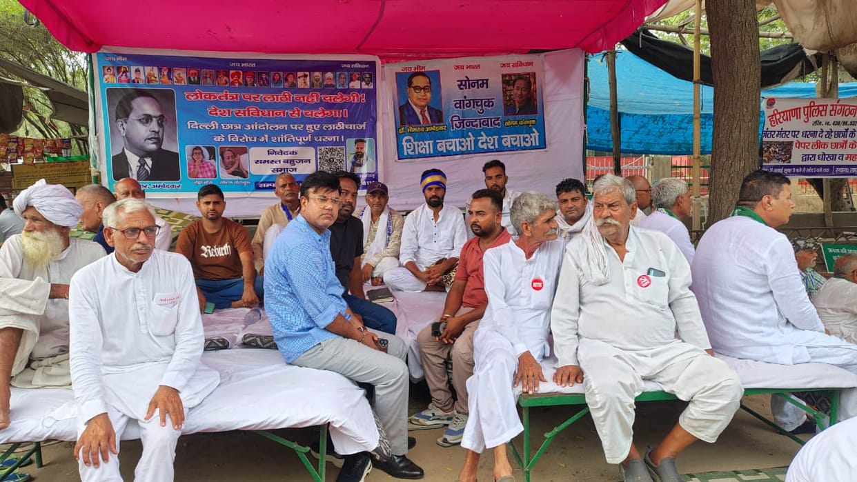 Symbolic hunger strike in support of students protesting at Jantar Mantar.