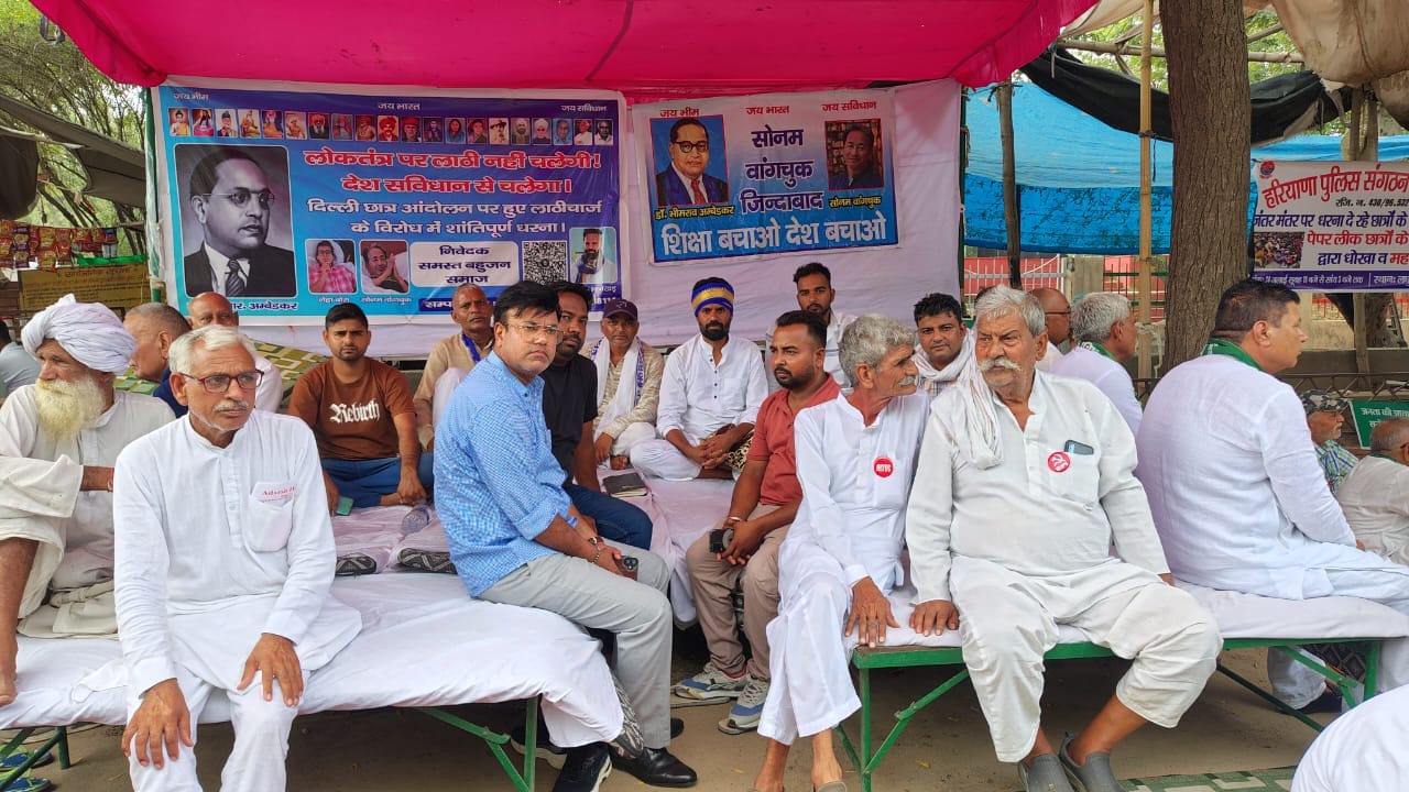 लघु सचिवालय के बाहर भूख हड़ताल पर बैठे विद्यार्थी, सामाजिक कार्यकर्ता।