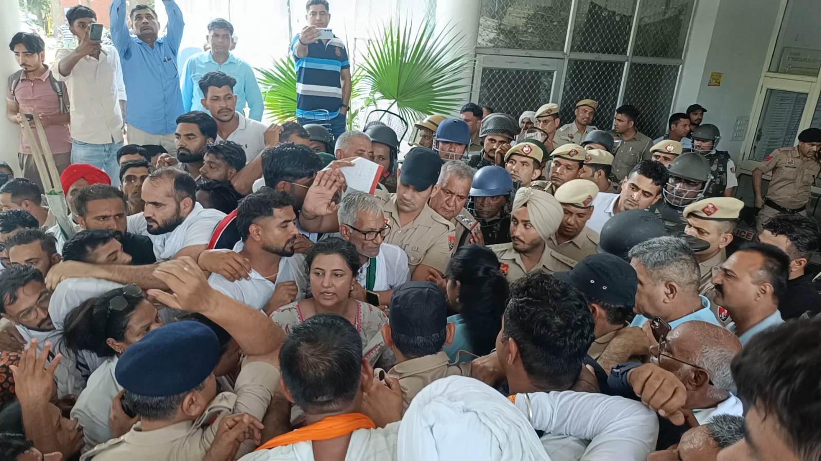 लघुसचिवालय के गेट पर ज्ञापन लेने पहुंचे एसपी मनप्रीत सिंह सूदन व साथ में खड़े विभिन्न संगठनों 