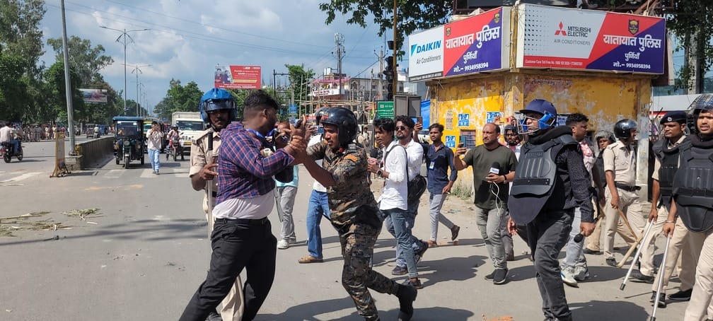 12 साल में पहले मंत्री के इस्तीफे के बाद भी नहीं थमा गुस्सा
