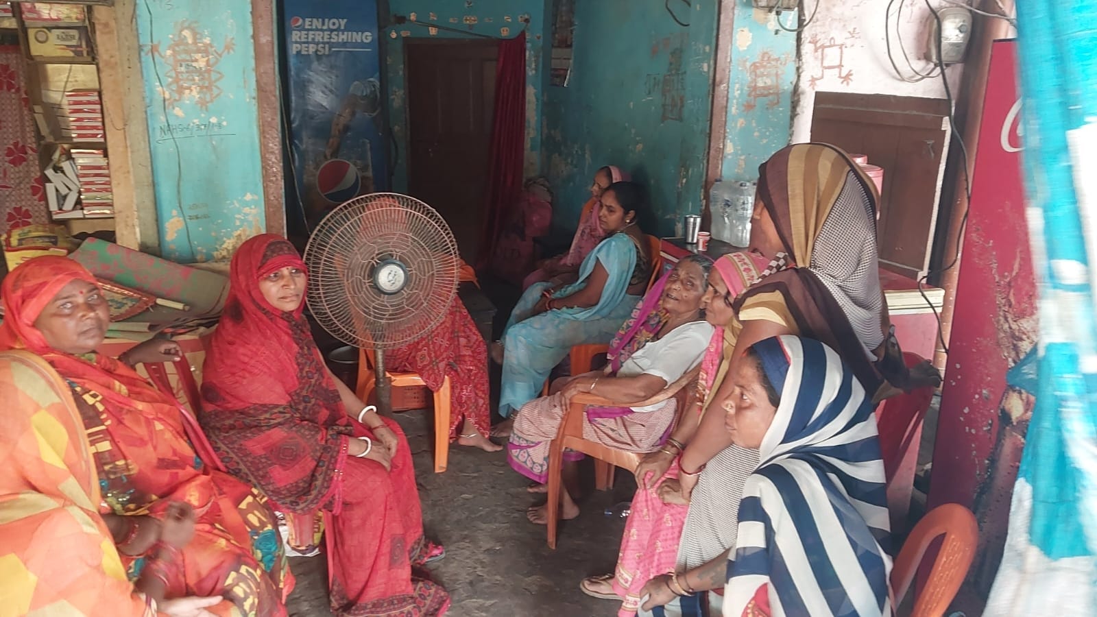 मां-बेटे की मौत के बाद गमगीन परिजन।
