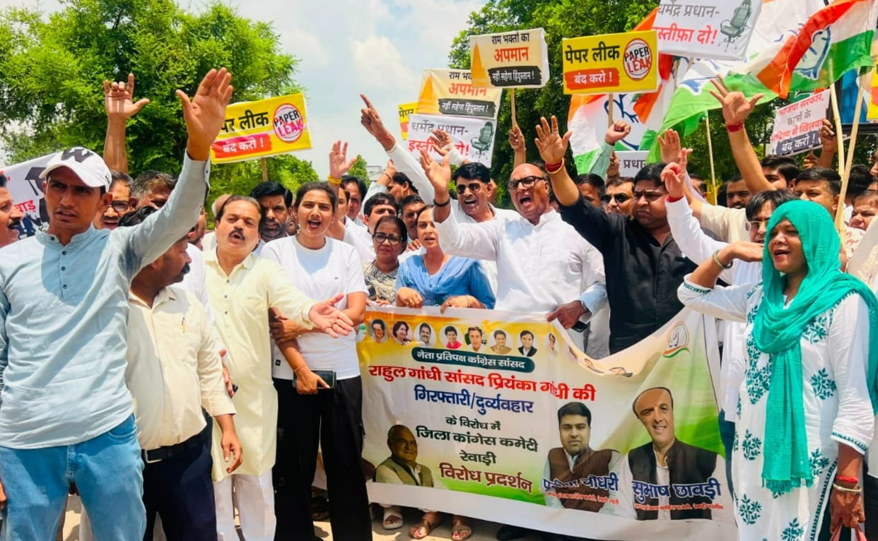 Congress protest against the lathi-charge on youths.
