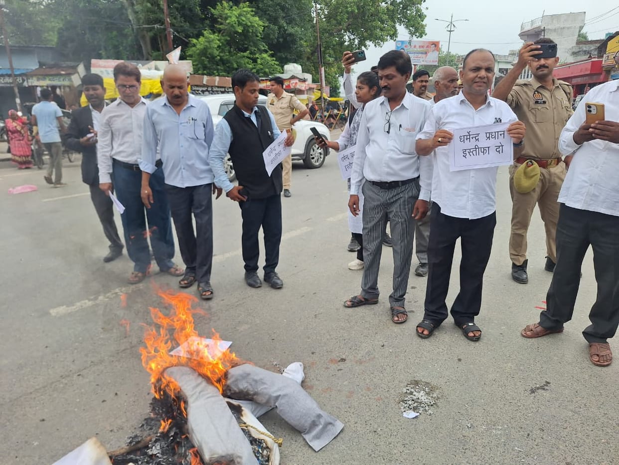 Lawyers in Muhammadabad Gohna burn Education Minister's effigy, demand resignation.