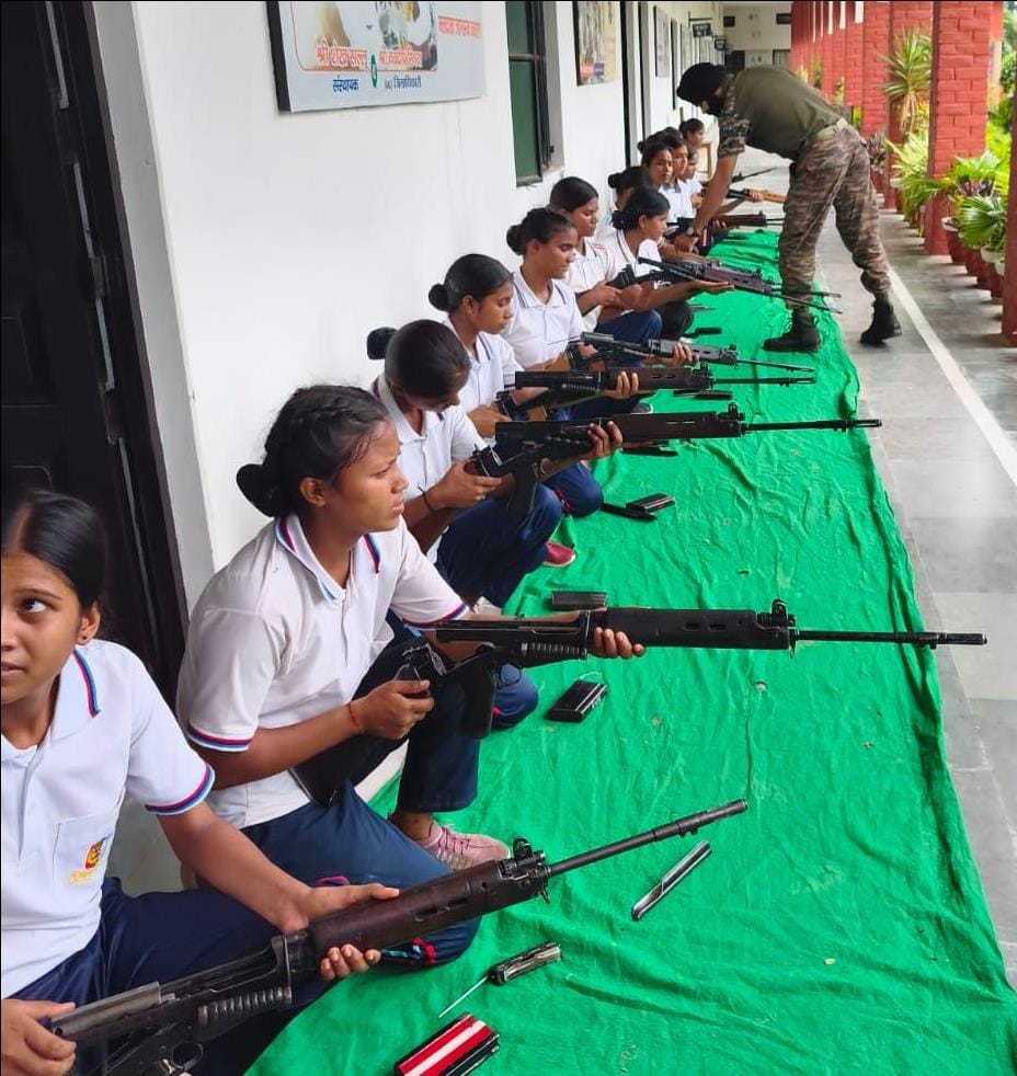 मुहम्मदाबाद गोहना। स्थानीय कस्बा के पब्लिक बालिका इंटर कॉलेज में शूटिंग और अन्य विधाओं का प्रशि