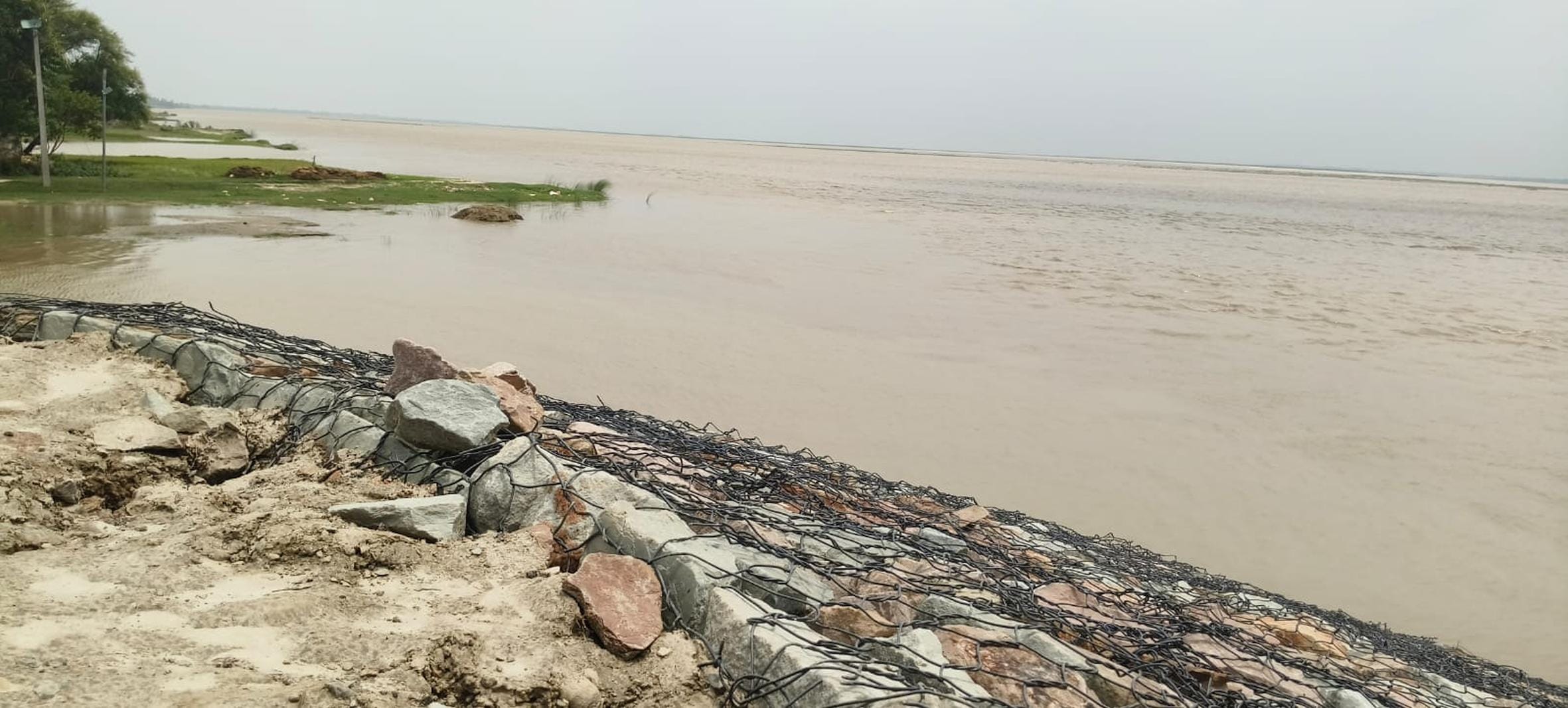 महसी में उफनाई सरयू नदी। 