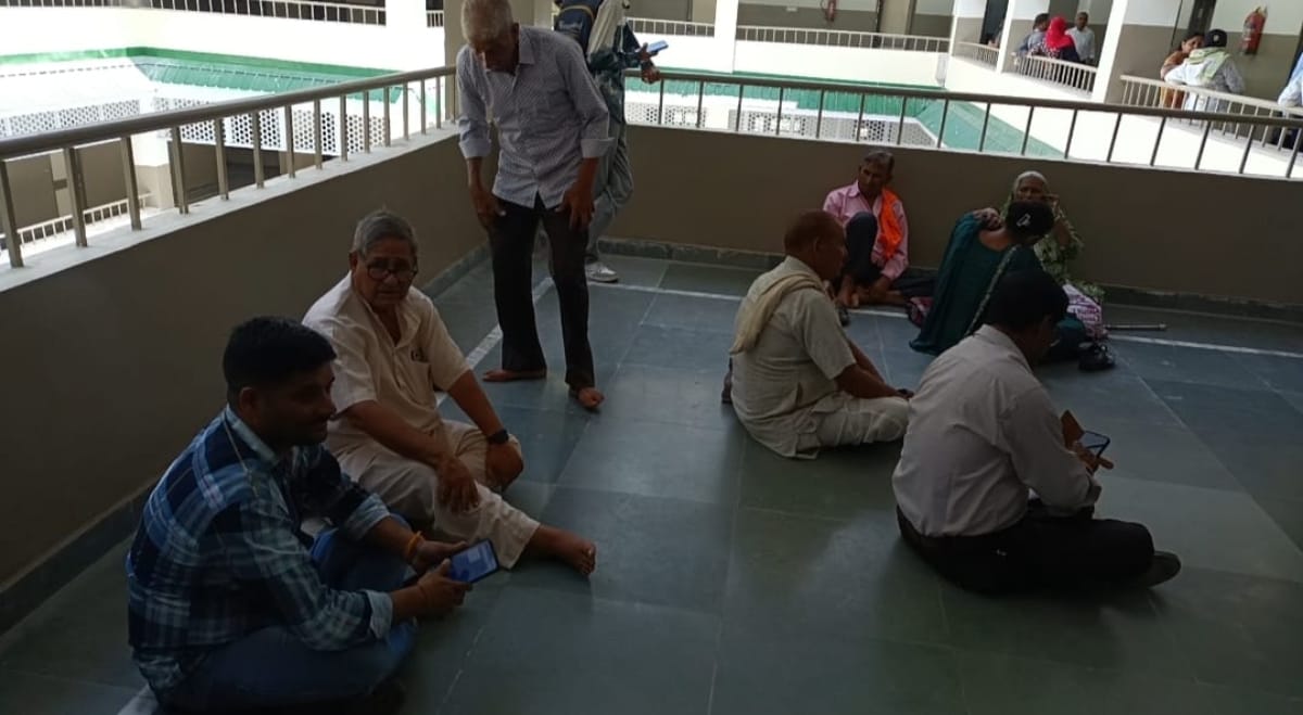 No chairs for complainants; they are spending their time sitting on the floor.