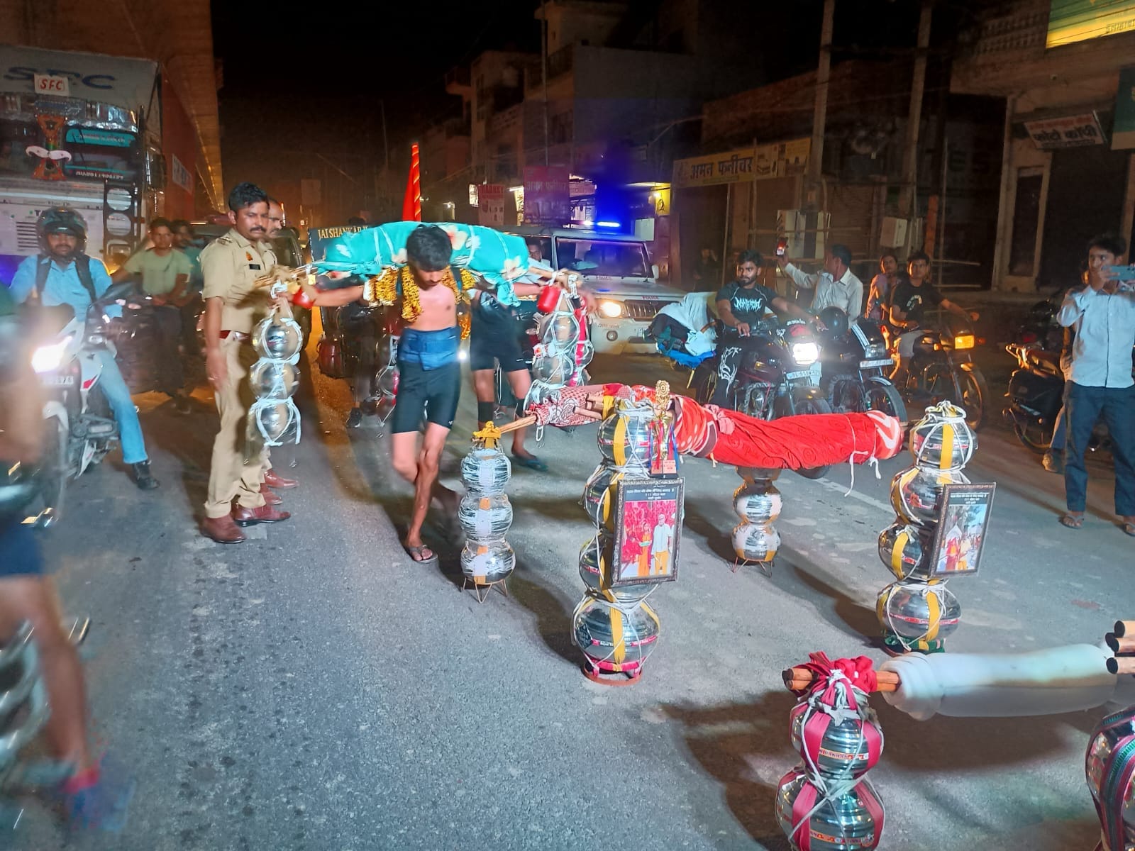 मुरादनगर में जल लेकर गुजरते शिवभक्त। संवाद