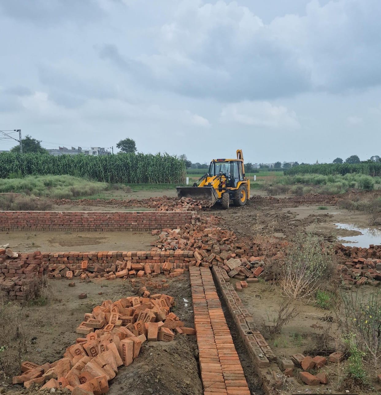 GDA's bulldozer rolled into Duhai; an illegal colony developed over 6,000 square meters was demolished.