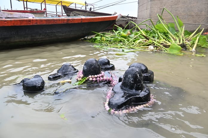 Water levels of the Varuna rose by 17 cm and the Ganga by 0.5 cm; administration on alert.