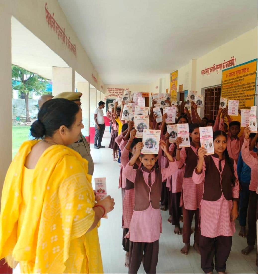 मिशन शक्ति के तहत रॉबर्ट्सगंज में छात्राओं को जागरूक करती महिला पुलिस। स्रोत पुलिस