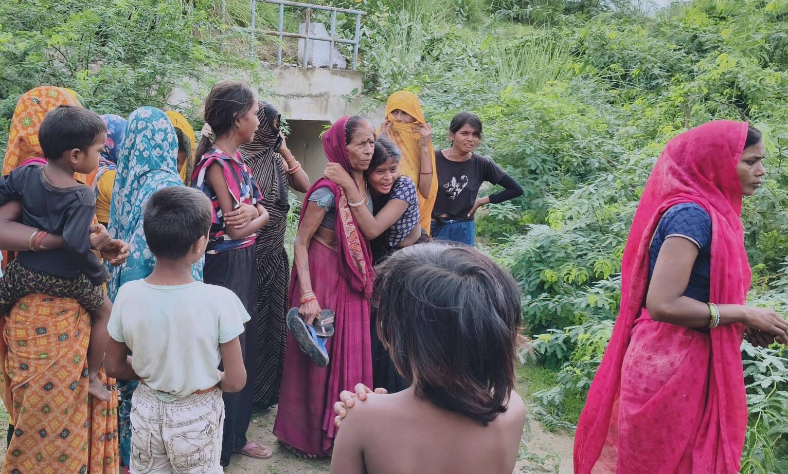 मृतक शिवकुमार के रोते बिलखते परिजन। संवाद