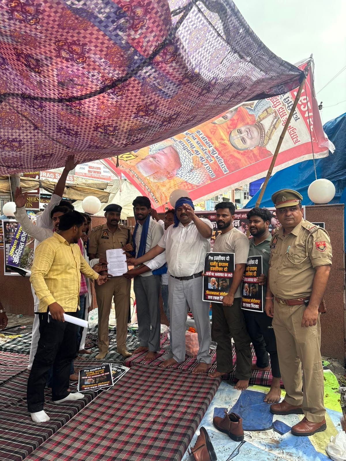 मोदीनगर। जंतर-मंतर पर छात्रों पर हुए लाठीचार्ज के विरोध में आजाद समाज पार्टी की ओर से चल रहे धर