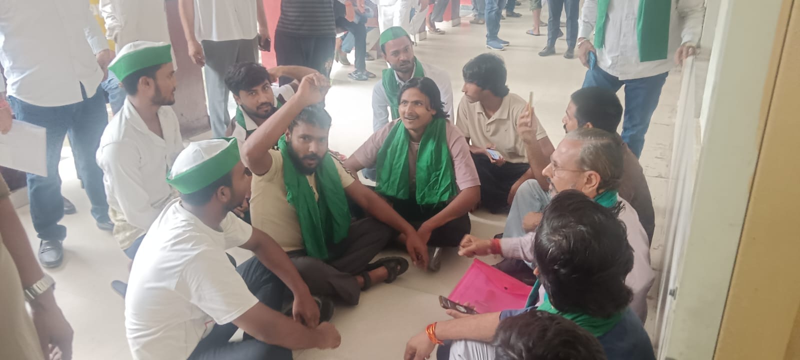 मोदीनगर तहसील परिसर में धरने पर बैठे भारतीय किसान यूनियन भानु के कार्यकर्ता।  संवाद