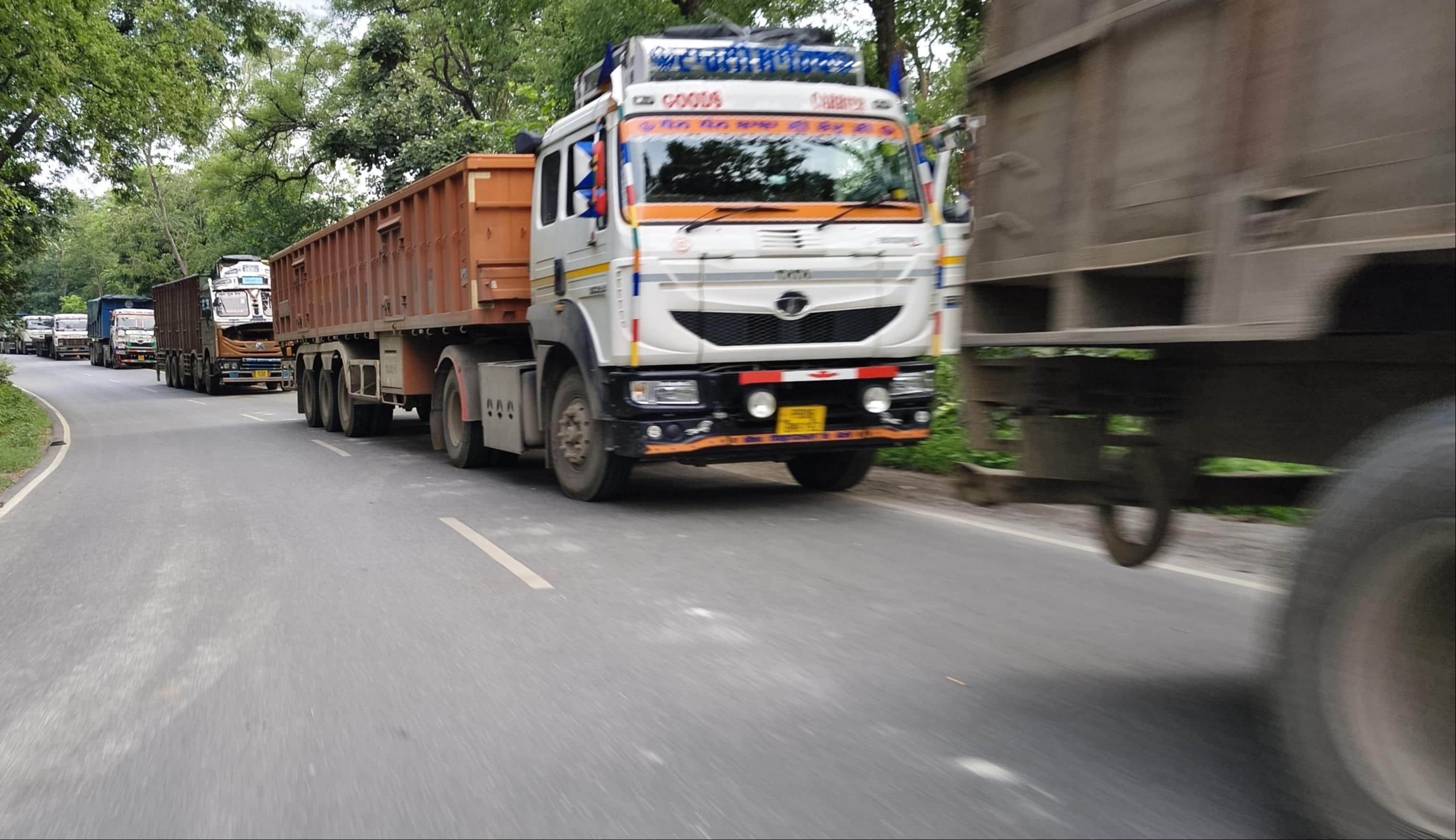 म्योरपुर के रनटोला में मुर्धवा-बीजपुर मार्ग पर जमतिहवा नाला पर लबे सड़क पलटा राख लदी ट्रेलर और 