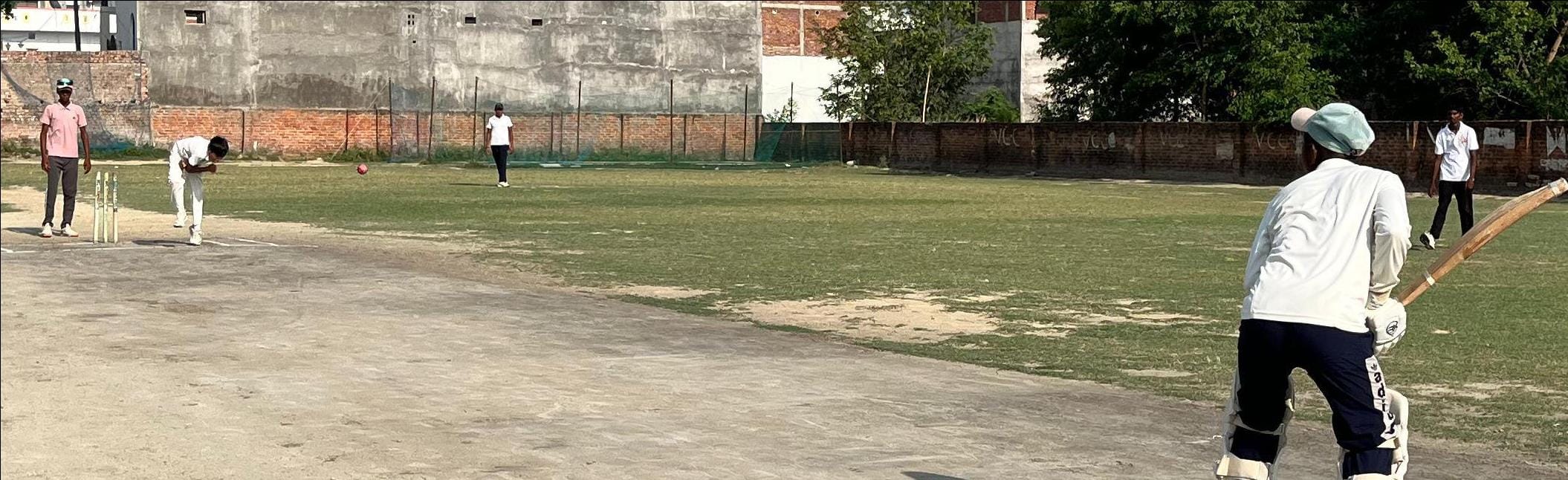 नगर के सहादतपुरा में आयोजित क्रिकेट मैच में खेलते खिलाड़ी।संवाद
